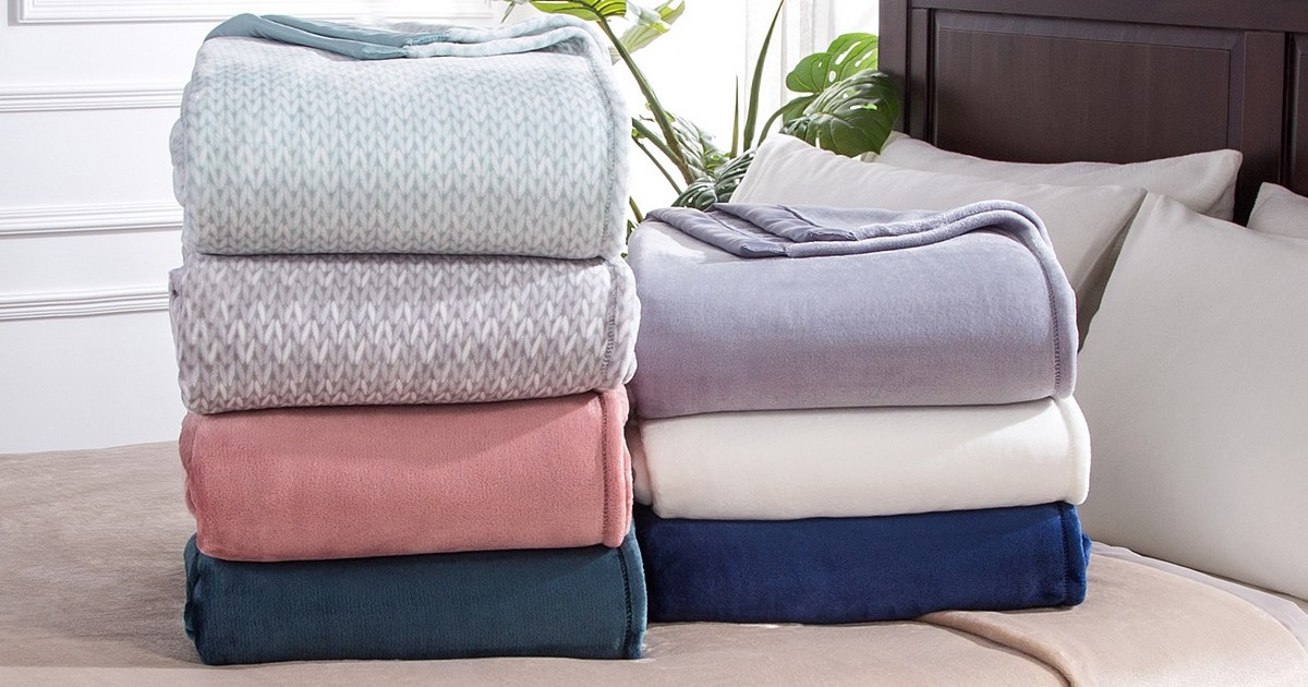Berkshire Classic Velvety Plush Blankets en Macy's