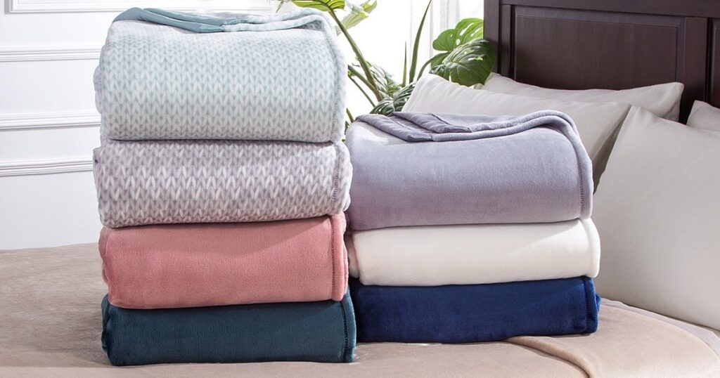 Berkshire Classic Velvety Plush Blankets en Macy's