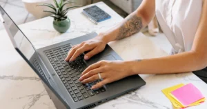 Estrategias reales para ganar dinero en casa para mamás