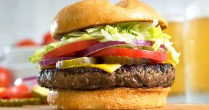 Ruby Tuesday: Hamburguesa a Base de Plantas o Cheeseburger Clásico con Papas