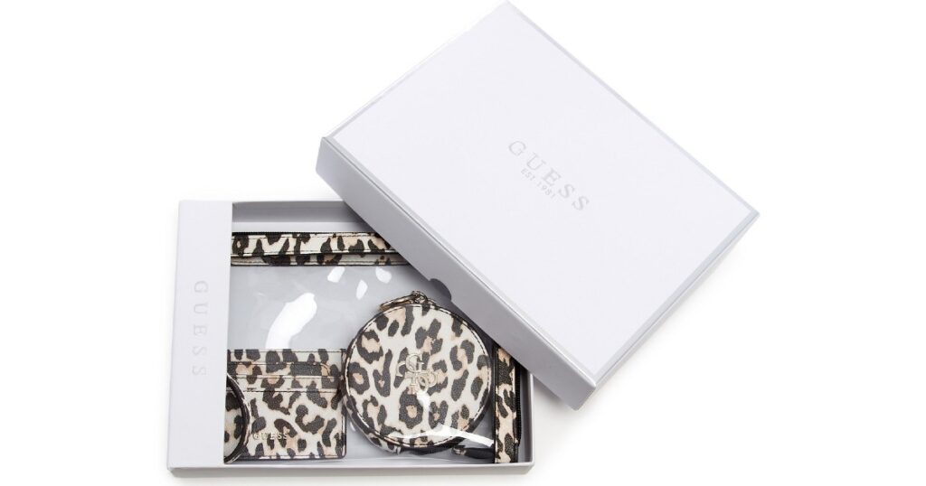 Guess Vanetta Wristlet Set en Macy's