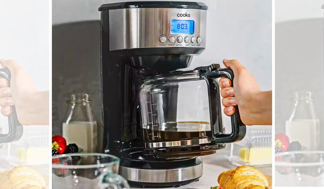 Cafetera de 12-Tazas Cooks SOLO $31.49 (Reg $70)