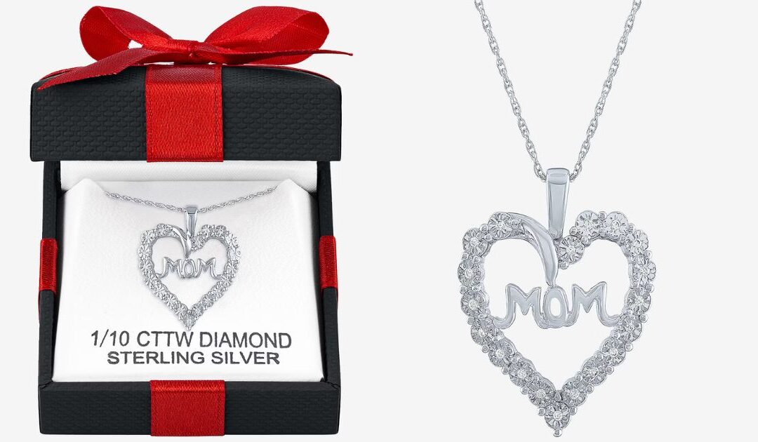 Collar con Colgante de Corazón MOM a solo $25 (Reg $125)