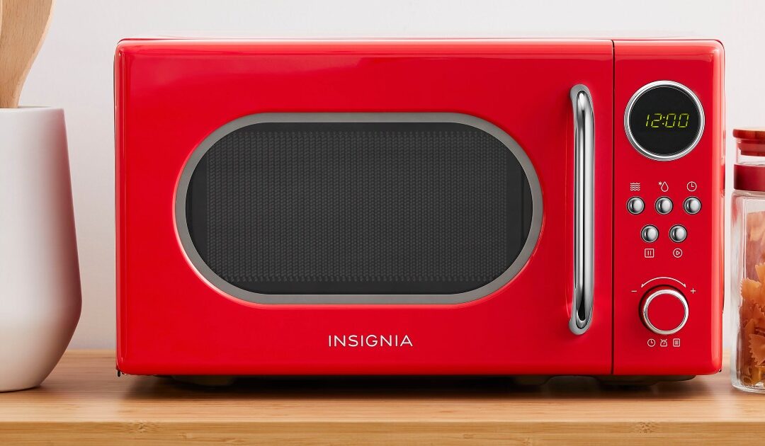 Microondas Compacto Retro Insignia 0.7 Cu. Ft. a solo $59.99 en Best Buy (Reg. $90)