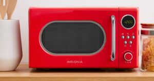 Microondas Compacto Retro Insignia color rojo cereza