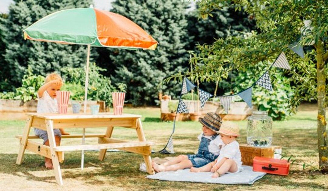 Mesa Para Picnic Plum Play con Sombrilla a solo $49 (Reg $120)