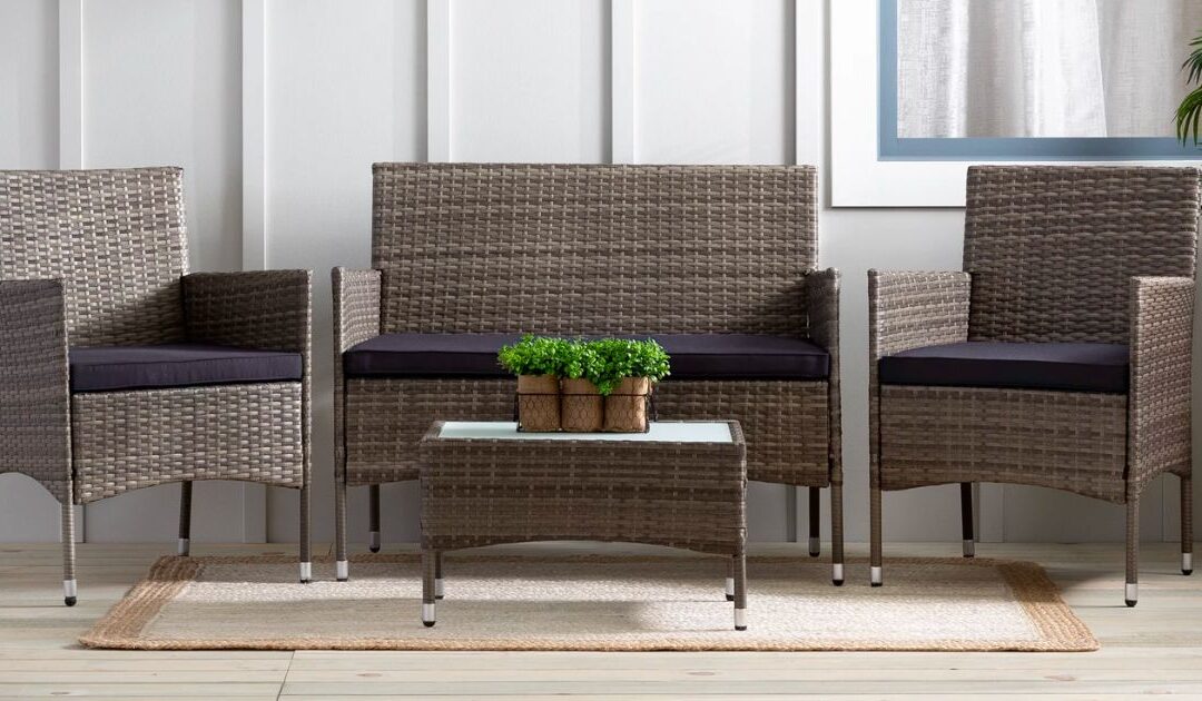 Set de Patio Mayview de 4-Piezas en Rattan SOLO $149 (Reg $228)