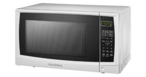 Microondas Compacto Insignia 0.7 Cu. Ft. en Blanco