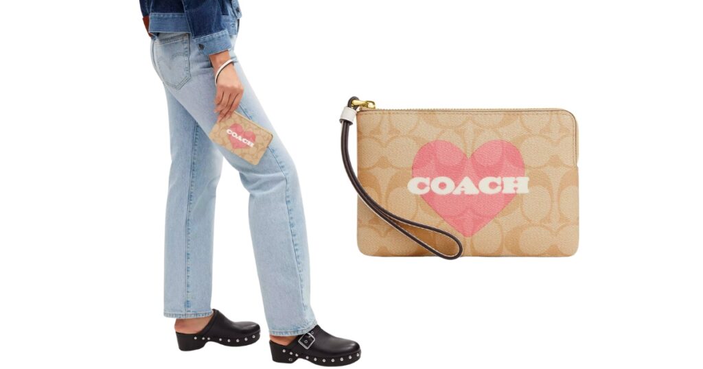 Coach-Corner-Zip-Wristlet-In-Signature-Canvas-con-Diseno-de-Corazon