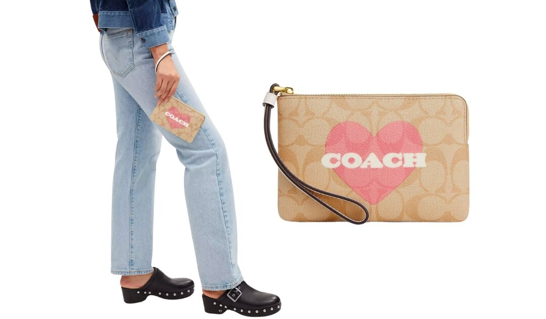 Coach Corner Zip Wristlet In Signature Canvas con Diseño de Corazón SOLO $26.40 (Reg $88)