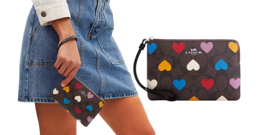 Coach-Outlet-Corner-Zip-Wristlet-con-Diseno-de-Corazones