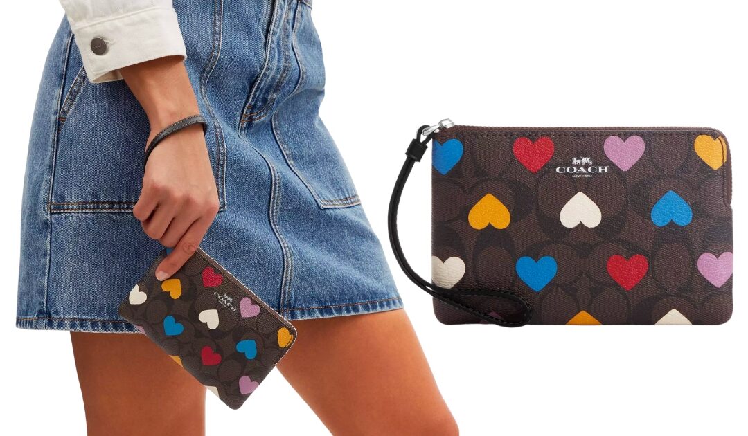 Coach Outlet Corner Zip Wristlet con Diseño de Corazones SOLO $29 (Reg $88)