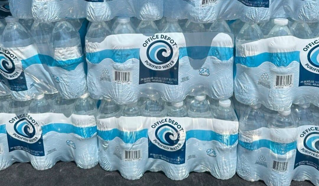 Caja de 24 Botellas de Agua Office Depot SOLO $2.99