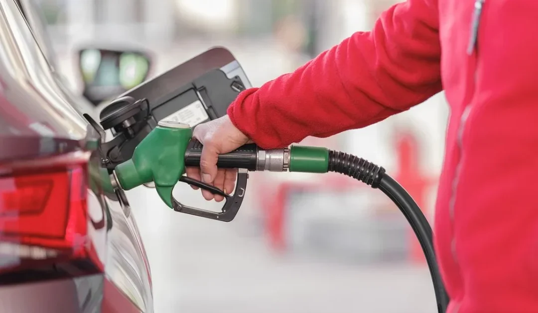 Ahorra en Gasolina: Miembros de Amazon Prime Ahorran $0.25 Por Galón Todos los Viernes Por el Resto del Año: ¡Hasta 35 Galones!