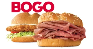 un sandwich con carne y lechuga