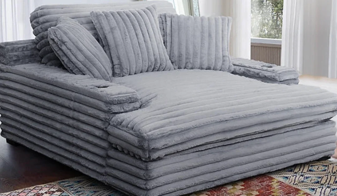 Oversized Chaise Lounger SOLO $499 (Reg $699) en Sam’s Club | Tiene Portavasos y Puertos de Carga